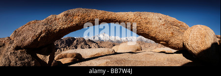 Vista panoramica del Monte Whitney visto attraverso la roccia naturale arch vicino a Lone Pine in California USA Foto Stock