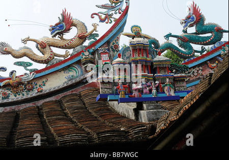 Colmo del tetto ornamenti su un tempio taoista nel Fujian, Cina. 2009 Foto Stock