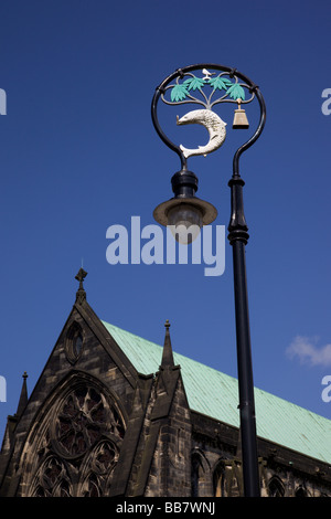 Lampada di Glasgow il post con la cattedrale in background Foto Stock