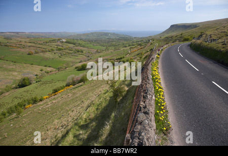 Country mountain road sebbene glenballyemon strada panoramica valle di glen County Antrim Irlanda del Nord Regno Unito Foto Stock