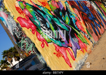 Un coloratissimo graffito di vernice sulla spiaggia venezia giallo rosso verde viola bianco e nero utilizzato a spruzzo Foto Stock