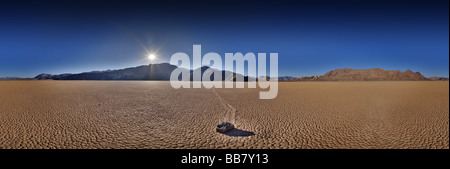 Il panorama a 360 gradi di movimento su rocce saline in pista nel Parco Nazionale della Valle della Morte in California USA Foto Stock