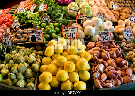 Produrre stand il Mercato di Pike Place Seattle STATI UNITI D'AMERICA Foto Stock