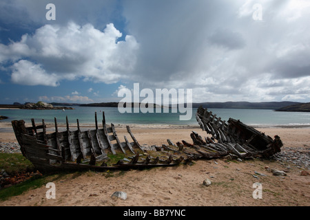 Resti di una vecchia barca di legno sulla riva di Talmine baia vicino a Kyle della linguetta Sutherland settentrionale della Scozia Gran Bretagna REGNO UNITO Foto Stock