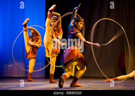 Il Circo nazionale cinese a Shenyang eseguendo lo spettacolo Confucio, un viaggio attraverso il tempo che mostra 2500 anni di cinesi p Foto Stock