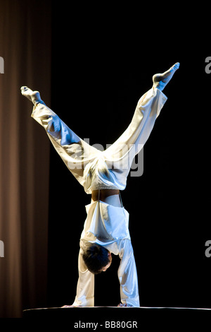 Il Circo nazionale cinese a Shenyang eseguendo lo spettacolo Confucio, un viaggio attraverso il tempo che mostra 2500 anni di cinesi p Foto Stock
