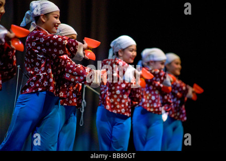 Il Circo nazionale cinese a Shenyang eseguendo lo spettacolo Confucio, un viaggio attraverso il tempo che mostra 2500 anni di cinesi p Foto Stock