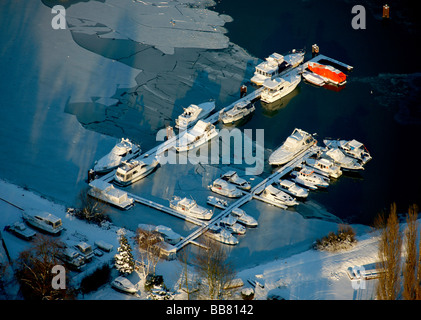 Foto aerea, neve, ghiaccio, barche a motore sul Rhein-Herne-Kanal canal, Horsthausen, Herne, la zona della Ruhr, Renania settentrionale-Vestfalia, Ger Foto Stock