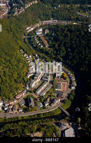 Foto aerea, Lindenstrasse street, Fiume Lenne, industriale e la zona business in una valle fluviale, Altena, Maerkischer Kreis, Sau Foto Stock