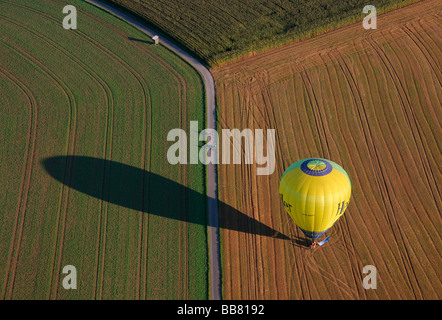 Foto aerea, Balve Eisborn, mongolfiera durante la Mongolfiade Warstein hot air balloon festival, campo di acro, Sauerland, N Foto Stock