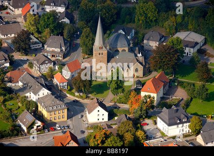 Fotografia aerea, Chiesa di San Biagio, Balve, Maerkischer Kreis distretto, Sauerland, Renania settentrionale-Vestfalia, Germania, Europa Foto Stock