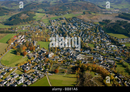 Foto aerea, San Pietro e Paolo Chiesa, Eslohe, Sauerland, Renania settentrionale-Vestfalia, Germania, Europa Foto Stock