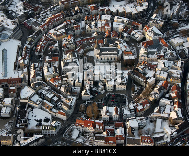 Foto aerea, la parte vecchia della città nella neve, Erloeserkirche protestante, Redentore Chiesa, Luedenscheid, Maerkischer Kreis, Sauerland, Foto Stock