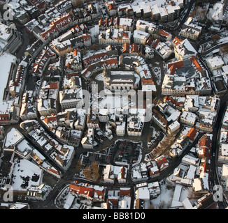 Foto aerea, la parte vecchia della città nella neve, Erloeserkirche protestante, Redentore Chiesa, Luedenscheid, Maerkischer Kreis, Sauerland, Foto Stock