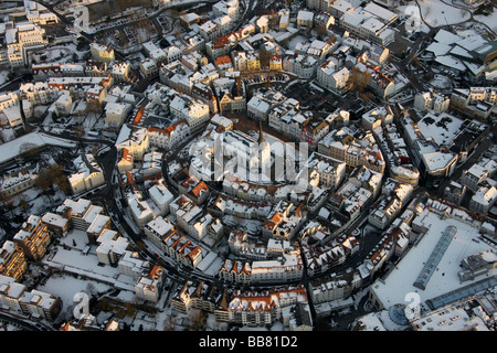 Foto aerea, la parte vecchia della città nella neve, Erloeserkirche protestante, Redentore Chiesa, Luedenscheid, Maerkischer Kreis, Sauerland, Foto Stock