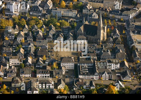 Foto aerea, San Martinus Chiesa, Olpe, Sauerland, Renania settentrionale-Vestfalia, Germania, Europa Foto Stock