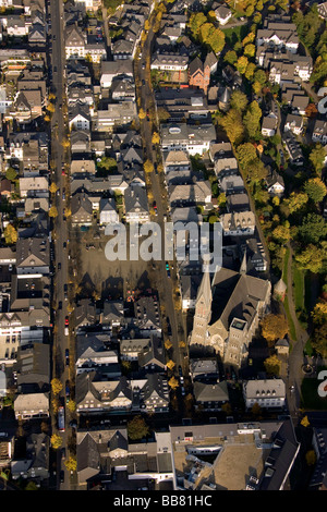 Foto aerea, la piazza del mercato e San Martinus Chiesa, Olpe, Sauerland, Renania settentrionale-Vestfalia, Germania, Europa Foto Stock