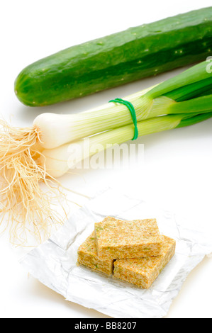 Il Porro (Allium ampeloprasum), cetriolo Cucumis sativus) e una zuppa di cubo Foto Stock