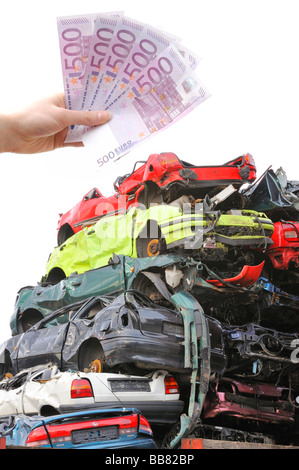 Junk cars, banconote, immagine simbolica per il premio di demolizione Foto Stock