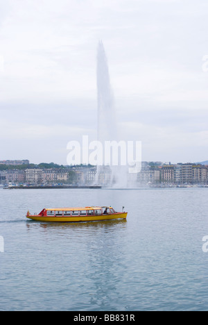 Giallo taxi boat passa davanti a fontana Jet d'Eau nel Lago di Ginevra Geneve Svizzera Foto Stock