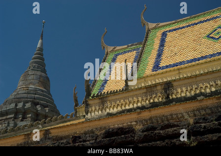 Vecchio e nuovo tempio strutture a Prasat Kuha Nokor Kompong Cham in Cambogia. Foto Stock