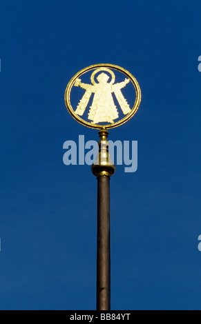 Muenchner Kindl, stemma di Monaco di Baviera, su un segno sulla parte superiore di un pennone, Odeonsplatz Square, Monaco di Baviera, Germania, Euro Foto Stock