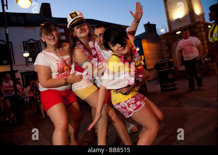 Aberystwyth Studenti Universitari su una carneficina baywatch organizzato a tema pub crawl intorno alla città 11 Maggio 2009 Foto Stock