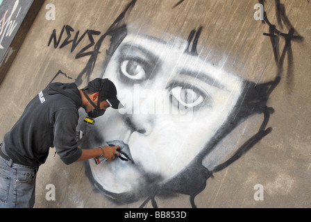 Giovani scrittori a Milano (Italia) Foto Stock