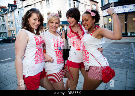 Le quattro ragazze, Aberystwyth Studenti Universitari su una carneficina baywatch organizzato a tema pub crawl intorno alla città 11 Maggio 2009 Foto Stock