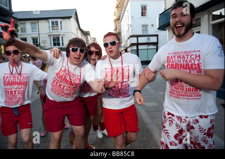 Aberystwyth Studenti Universitari su una carneficina baywatch organizzato a tema pub crawl intorno alla città 11 Maggio 2009 Foto Stock