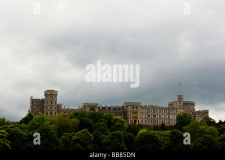 Il Castello di Windsor con nuvole temporalesche sopra e la regina dell standard di volare dalla torre rotonda mostrano che essa è in residence Foto Stock