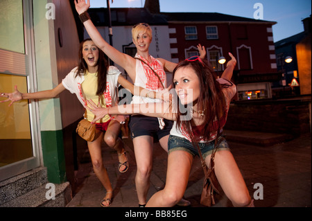 Tre femminili Aberystwyth Studenti Universitari su una carneficina baywatch organizzato a tema pub crawl intorno alla città 11 Maggio 2009 Foto Stock