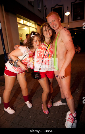 Tre Aberystwyth Studenti Universitari su una carneficina baywatch organizzato a tema pub crawl intorno alla città 11 Maggio 2009 Foto Stock