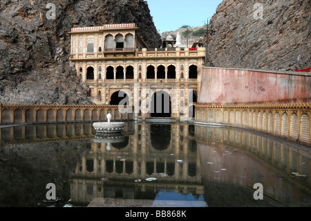 Un tempio indù a Galta gorge, Jaipur, Rajasthan, India del Nord, Asia Foto Stock