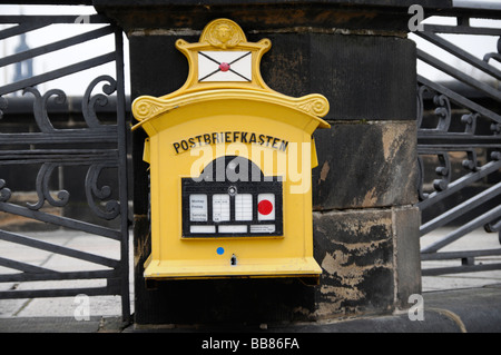 Mailbox vicino Ponte Augustusbruecke, Dresda, Sassonia, Germania, Europa Foto Stock