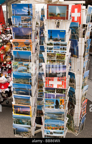 Cartoline di Ginevra in rack a Souvenir stallo nella Città di Ginevra Svizzera Geneve Suisse Foto Stock