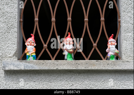 3 giardino gnomi sul davanzale, stampa regione, alpi svizzere, Svizzera Foto Stock
