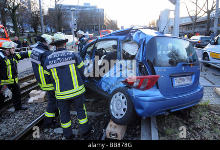 Grave incidente stradale, passeggeri del veicolo entra in collisione con un U-Bahn, donna driver deve essere rilasciato dal personale di soccorso da lei Foto Stock