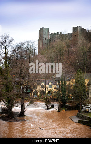 Vista del Castello di Ludlow sopra il fiume TEME LUDLOW SHROPSHIRE REGNO UNITO Foto Stock