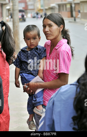 Madre con bambino, accoglienza di profughi di guerre civili, in attesa per il servizio di assistenza al di fuori dell'Ufficio federale della migrazione, Soacha, Bogotá, Colombia Foto Stock