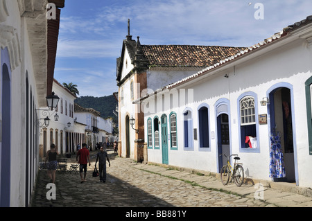 Strada del barocco della città storica di Paraty, parati, Rio de Janeiro, Brasile, Sud America Foto Stock