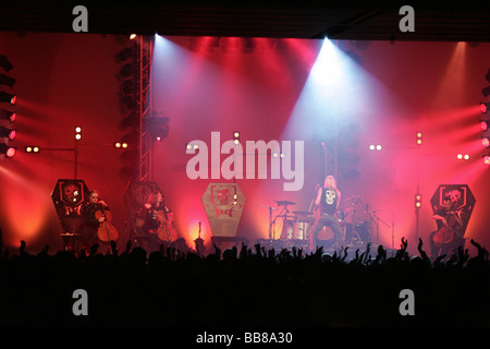 Band finlandese, Apocalyptica, performing live al Blue Balls Festival di Lucerna Hall del KKL Luzern, cultura e convenzione CE Foto Stock