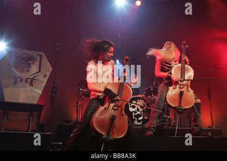 Band finlandese, Apocalyptica, performing live al Blue Balls Festival di Lucerna Hall del KKL Luzern, cultura e convenzione CE Foto Stock