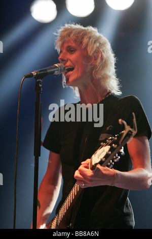 Musicista belga Sarah Bettens performing live a Schueuer concert hall, Lucerna, Svizzera, Europa Foto Stock