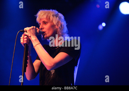 Musicista belga Sarah Bettens performing live a Schueuer concert hall, Lucerna, Svizzera, Europa Foto Stock