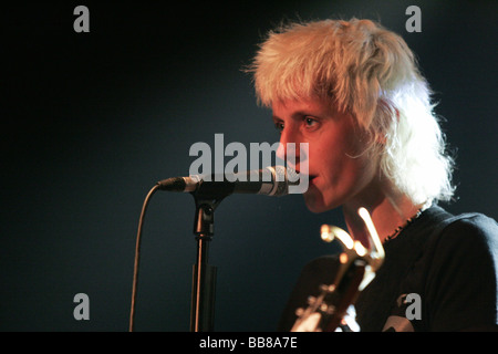 Musicista belga Sarah Bettens performing live a Schueuer concert hall, Lucerna, Svizzera, Europa Foto Stock