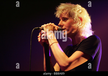 Musicista belga Sarah Bettens performing live a Schueuer concert hall, Lucerna, Svizzera, Europa Foto Stock