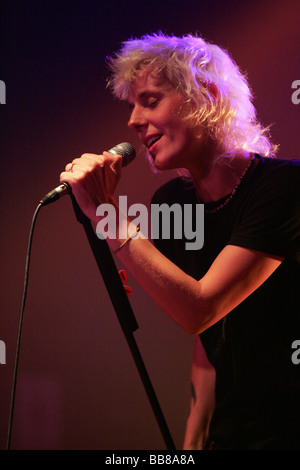 Musicista belga Sarah Bettens performing live in corrispondenza Schueuer concert hall, Lucerna, Svizzera, Europa Foto Stock