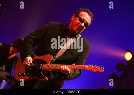 Musicista britannico Elvis Costello, live al Blue Balls Festival di Lucerna hall del KKL Lucerna, Svizzera Foto Stock