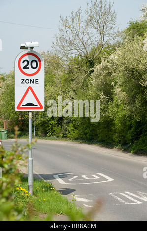 Cartello stradale e roundel mostra che il traffico sta entrando in una 20 km/h la zona in una città in Inghilterra Foto Stock